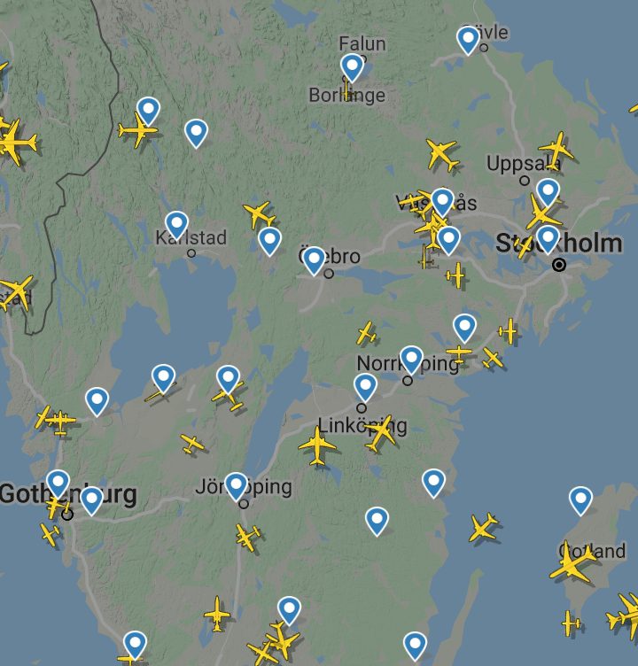 Flygplan och flygstrimmor på himlen